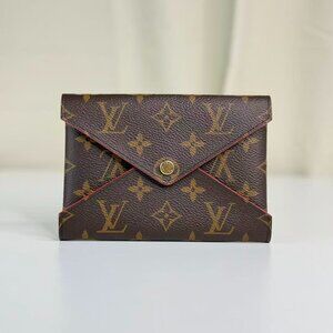 Louis Vuitton Monogram Canvas Wallet with Classic Design and Brown Color Scheme